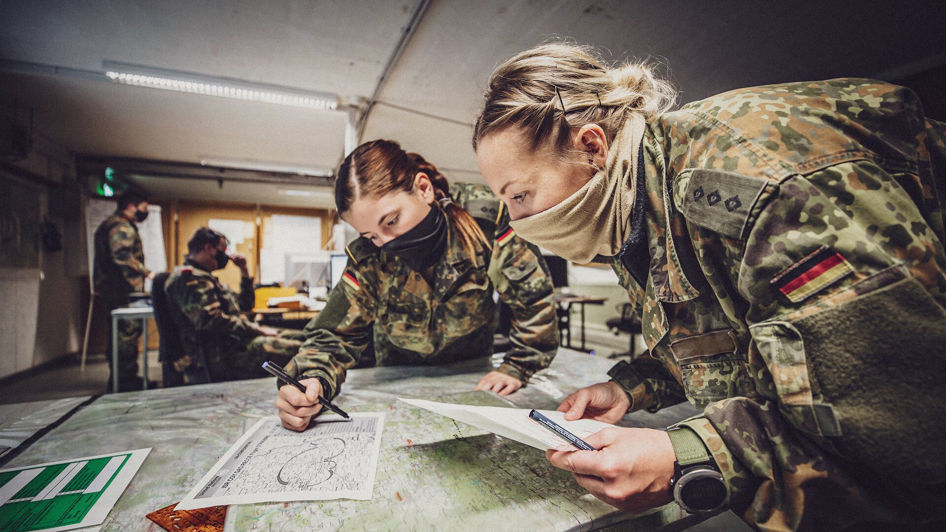 Zwei Offizierinnen prüfen eine Landkarte